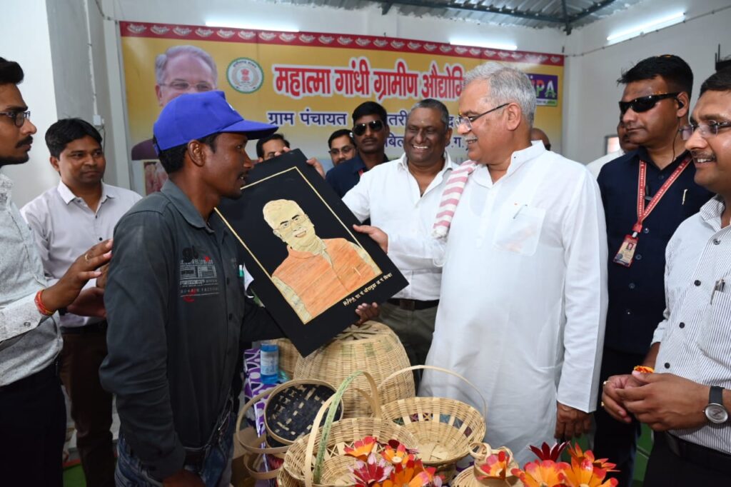 रायपुर : मुख्यमंत्री श्री भूपेश बघेल ने रूरल इंडस्ट्रियल पार्क में प्रशिक्षण सह प्रदर्शनी इकाई का किया अवलोकन…