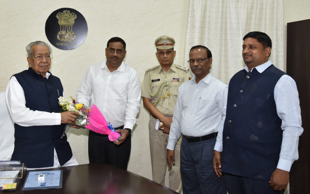 रायपुर : राज्यपाल श्री विश्वभूषण हरिचंदन से निजी विश्वविद्यालय के कुलपति ने की भेंट..