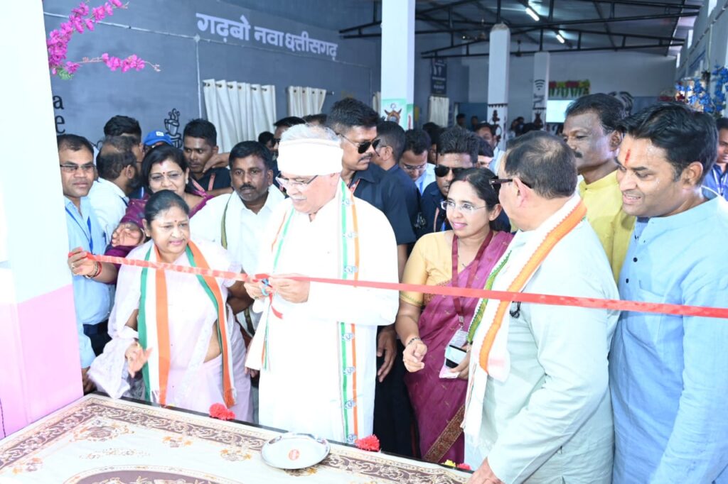 रायपुर : मुख्यमंत्री श्री भूपेश बघेल ने धमतरी जिले के ग्राम अछोटा में गढ़कलेवा का लोकार्पण कर लिया चीला, फरा, ठेठरी, खुरमी का स्वाद…