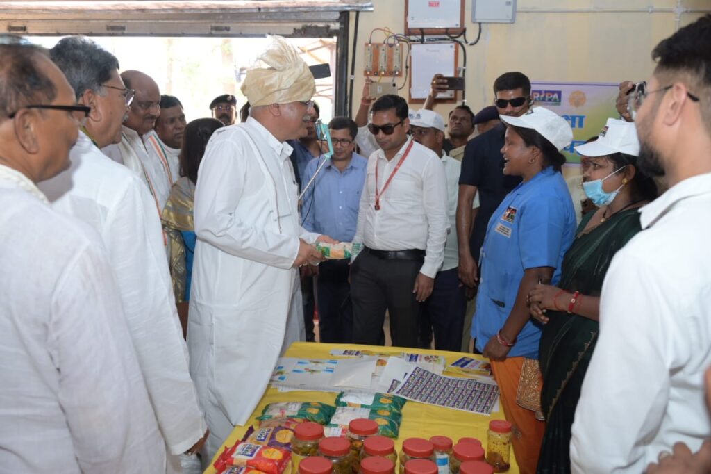 ग्राम-चिर्रा रीपा में दिव्यांग ललिता राठिया ने मुख्यमंत्री श्री भूपेश बघेल को अलग-अलग समूह द्वारा संचालित गतिविधियों को बताया…