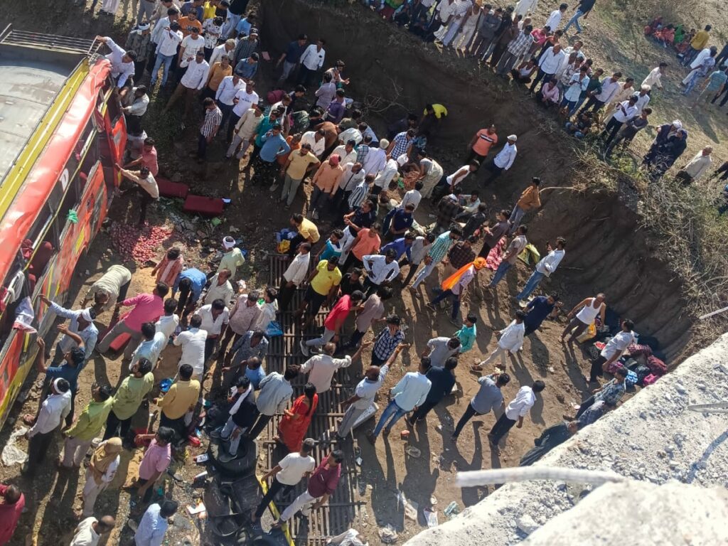 बस नदी में गिरी; 3 बच्चों समेत 22 की मौत:MP के खरगोन में 50 फीट ऊंचे पुल की रेलिंग तोड़ी; SDM बोले- ड्राइवर को झपकी आई होगी….