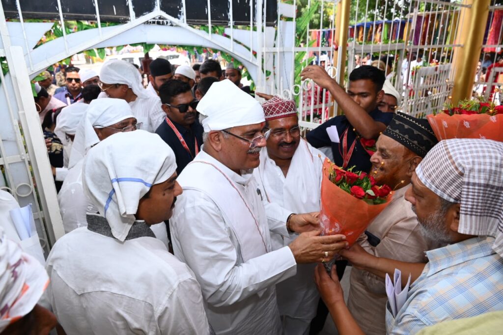 रायपुर : मुख्यमंत्री श्री भूपेश बघेल बिलासपुर पुलिस लाइन स्थित हजरत मदारशाह बाबा के सलाना उर्स कार्यक्रम में शामिल होने पहुँचे…