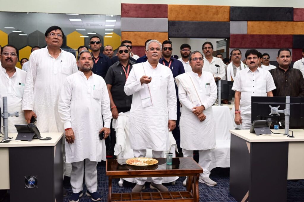 रायपुर : मुख्यमंत्री श्री भूपेश बघेल ने बिलासपुर जिले के तारबहार में इंटीग्रेटेड कमांड एंड कंट्रोल सेंटर का लोकार्पण कर बिलासपुरवासियों को दी सौगात..