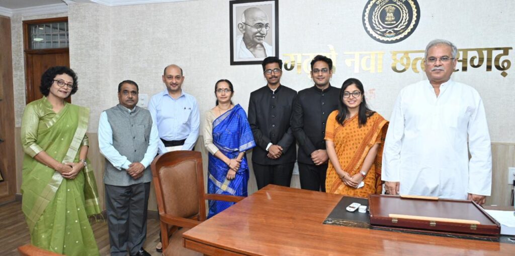 रायपुर : मुख्यमंत्री से भारतीय प्रशासनिक सेवा 2022 के प्रशिक्षु अधिकारियों ने की सौजन्य मुलाकात…