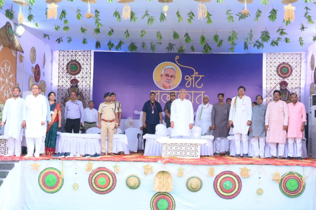 रायपुर : मुख्यमंत्री श्री भूपेश बघेल बिलासपुर विधानसभा के लाल बहादुर शास्त्री स्कूल मैदान में आयोजित भेंट मुलाकात कार्यक्रम में पहुंचे…