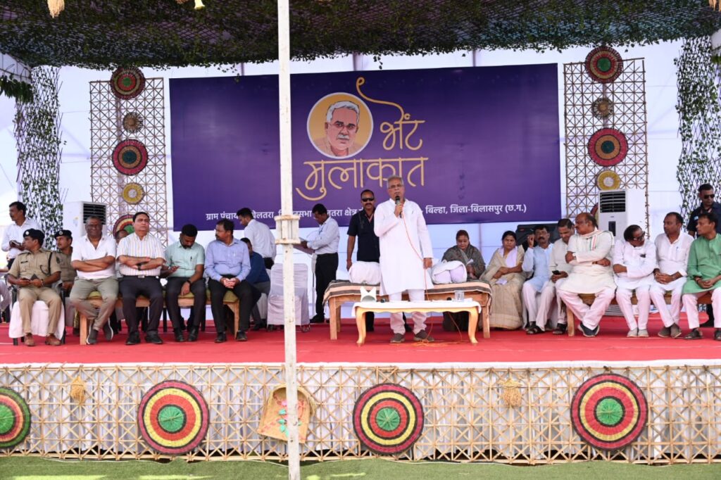 रायपुर : भेंट-मुलाकात में आमजनों से संवाद करते हुए मुख्यमंत्री ने सबसे पहले किसानों से ऋण माफी की जानकारी ली..