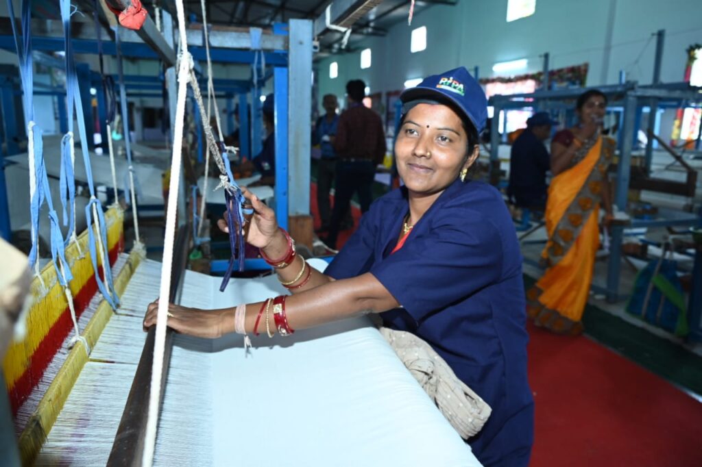 रायपुर : हथकरघा उद्योग से जुड़ी ग्रामीण महिलाओं को मिली बुनकर गुड़ी की संजीवनी..