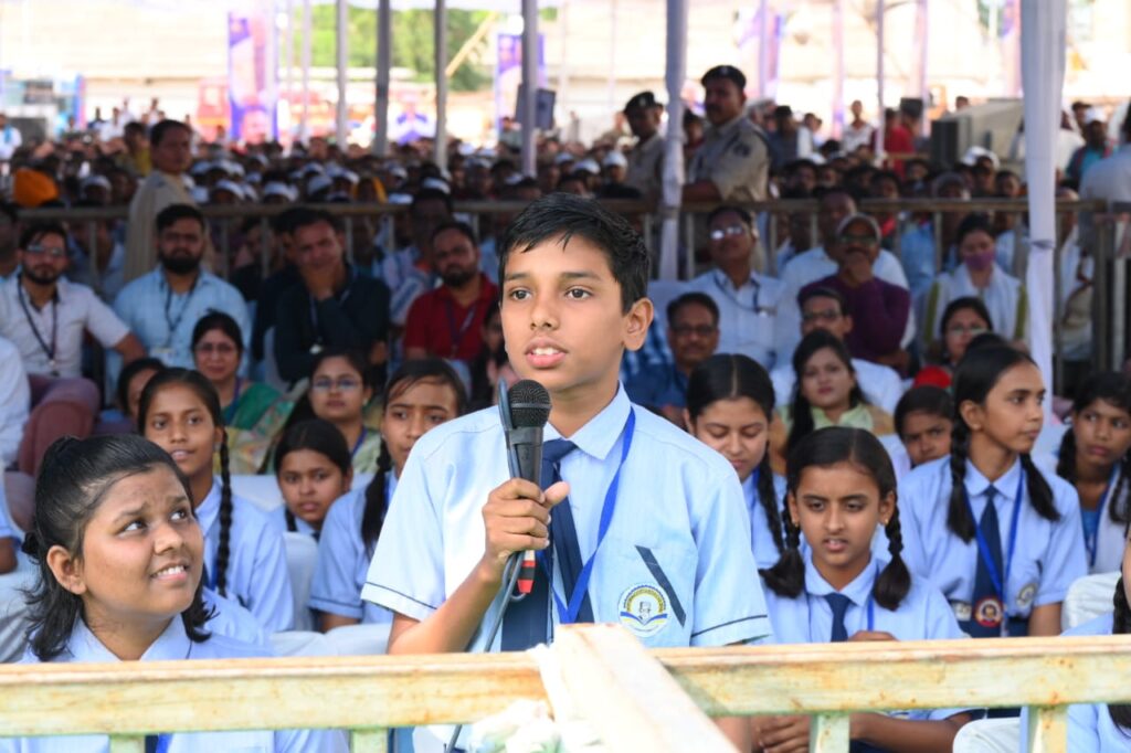 रायपुर : आत्मानंद अंग्रेजी माध्यम स्कूल के छात्र अक्षर जाधव ने मुख्यमंत्री को बताया कि वह शासन के अंग्रेजी माध्यम स्कूल में पढ़ाई कर रहा है..