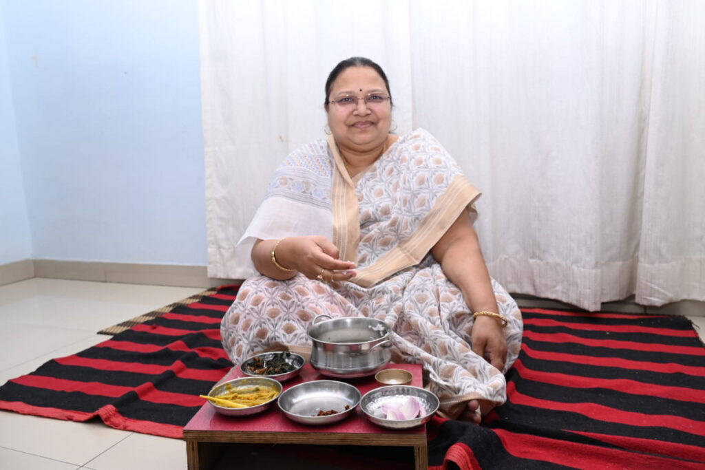 रायपुर : मंत्री श्रीमती भेंड़िया ने बोरे-बासी खाकर श्रमवीरों को दिया सम्मान