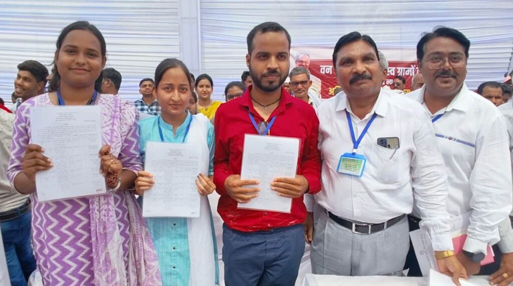 रायपुर : धमतरी में 23 सब इंजीनियरों को मुख्यमंत्री ने सौंपा नियुक्ति पत्र..