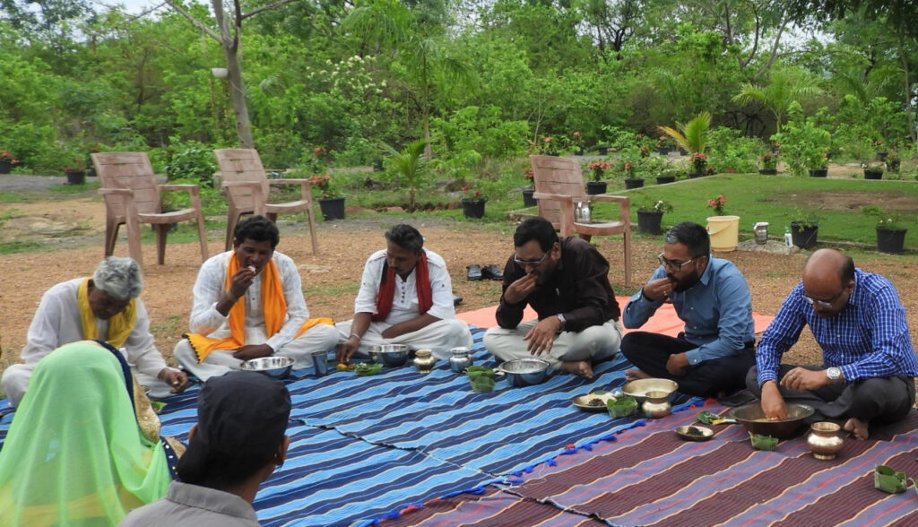 महासमुन्द : संसदीय सचिव श्री विनोद चंद्राकर सहित जिले के जनप्रतिनिधि, अधिकारी-कर्मचारी, श्रमिक, पत्रकार व नागरिकों ने खाया बोरे बासी…
