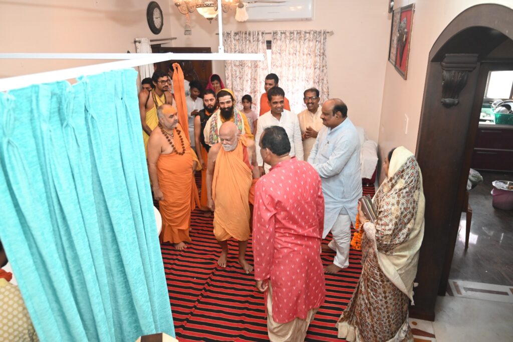 जगद्गुरू आदि शंकराचार्य से जयसिंह अग्रवाल ने लिया आशीर्वाद, कोरबा आमंत्रण स्वीकार किये…