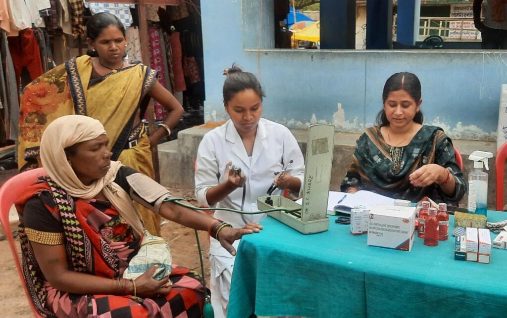 सफलता की कहानी : ग्रामीणों की सेहत में हो रहा सुधार, मुख्यमंत्री हाट बाजार क्लीनिक में मिल रहा उपचार, एक साल में 31 सौ कैंप में दो लाख से अधिक का हुआ उपचार 1 अप्रैल से अभी तक 5 सौ हाट बाजार क्लीनिक लगे, लगभग 39 हजार का हुआ उपचार