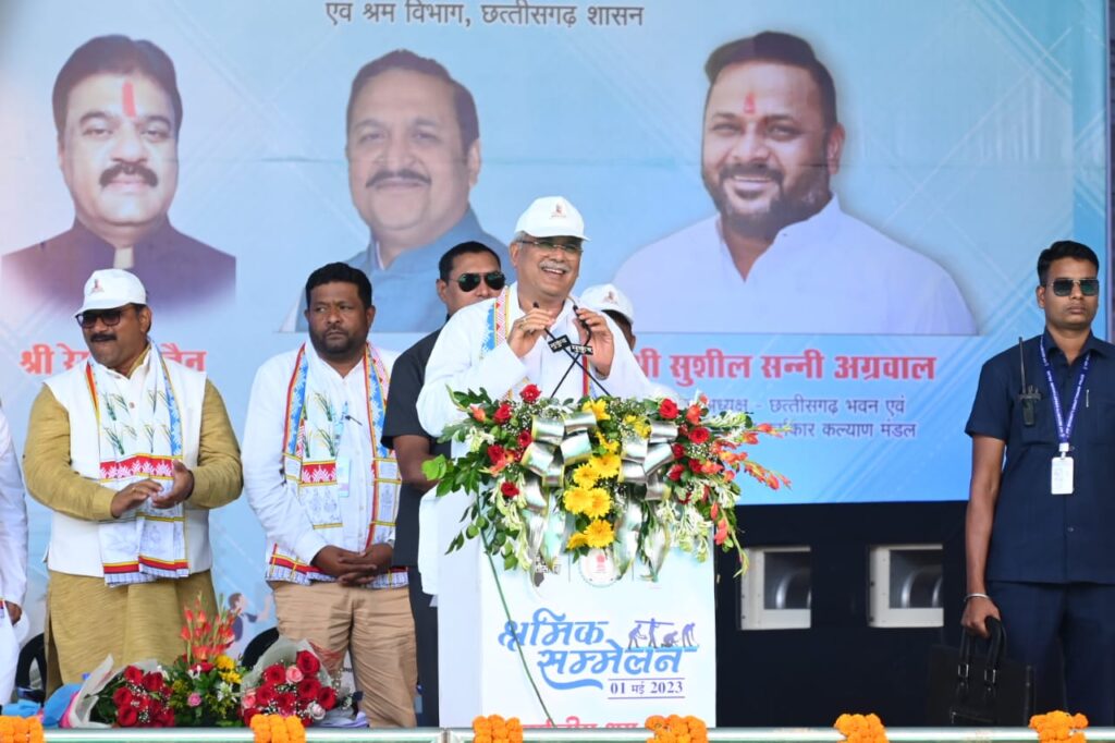 रायपुर : मुख्यमंत्री श्री भूपेश बघेल ‘श्रमेव जयते’ के नारे के साथ श्रम तिहार पर प्रदेश के किसानों और श्रमवीरों को संबोधित कर रहे हैं…