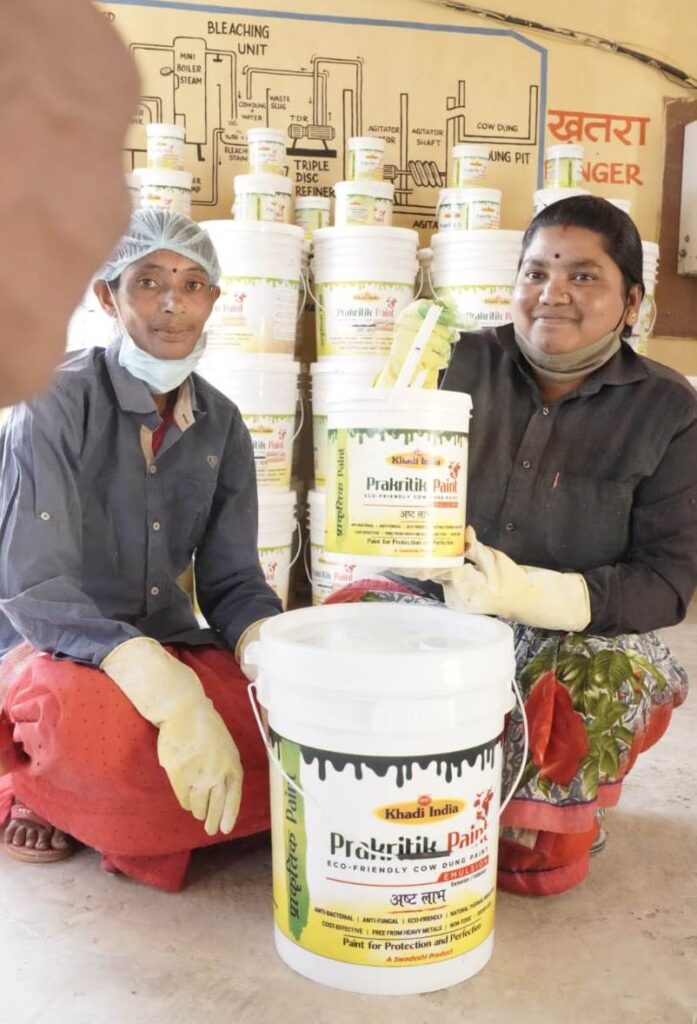 रायपुर : महिलाओं ने गोबर से इमल्शन और डिस्टेंपर पेंट बनाकर 3 महीने में कमाए 17 लाख 43 हजार रुपए…