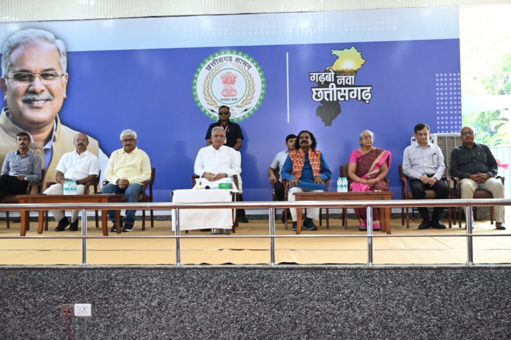 रायपुर : मुख्यमंत्री श्री भूपेश बघेल अपने निवास कार्यालय परिसर में आयोजित आभार कार्यक्रम में शामिल हो रहे हैं