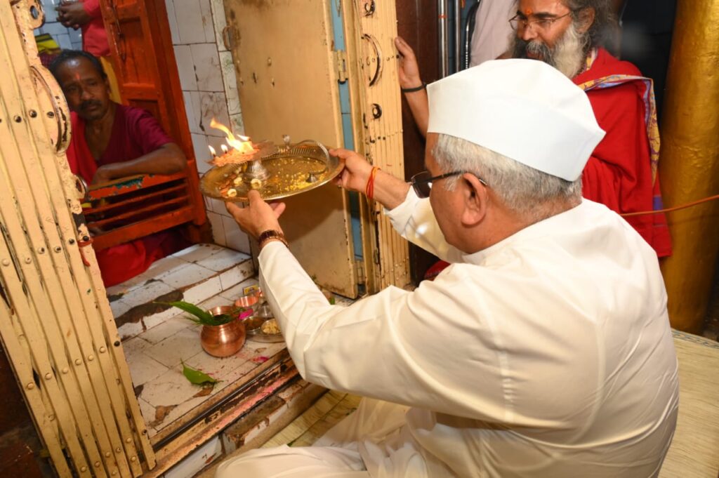 रायपुर : मुख्यमंत्री श्री भूपेश बघेल ने ग्राम सिंगारपुर स्थित माँ मावली माता मंदिर में पूजा अर्चना कर प्रदेशवासियों के खुशहाली और समृद्धि के लिए की कामना…