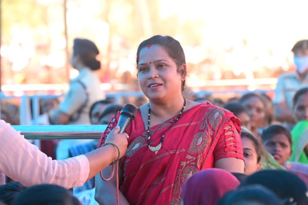  आशा बरपाली में रहती हैं, राशनकार्ड के विषय में उसने बताया कि 35 किलो चावल मिलता है..
