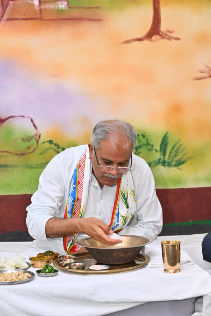 रायपुर : बोरे-बासी तिहार में मुख्यमंत्री श्री भूपेश बघेल ने श्रमिकों के साथ लिया बोरे-बासी का स्वाद…