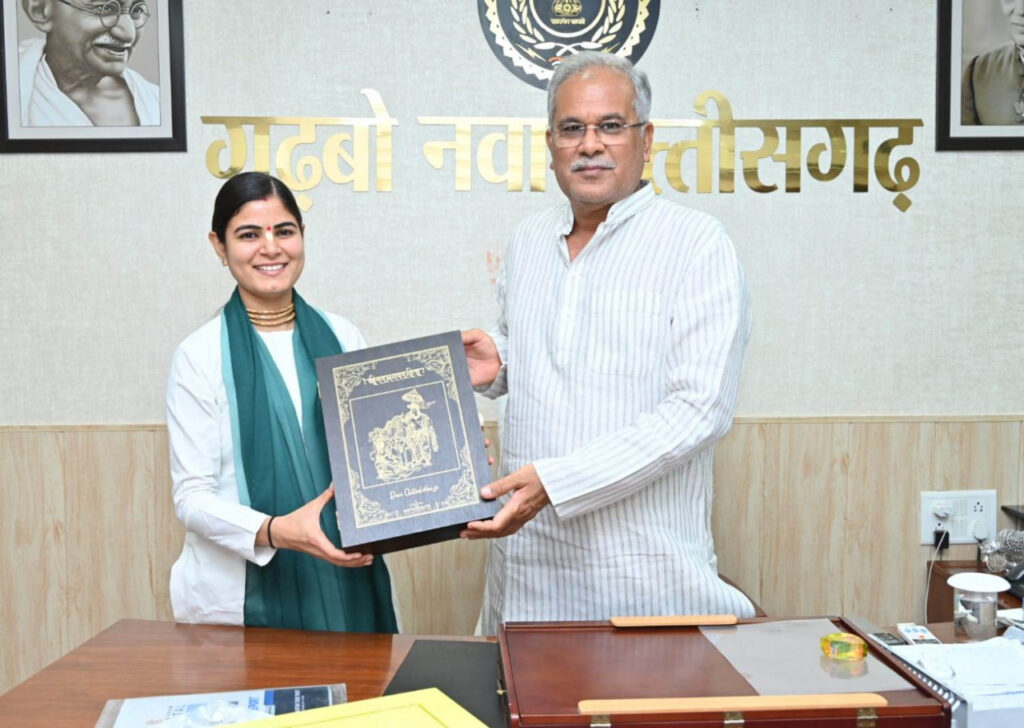 रायपुर : मुख्यमंत्री श्री बघेल से सुप्रसिद्ध कथावाचक देवी चित्रलेखा ने की सौजन्य मुलाकात