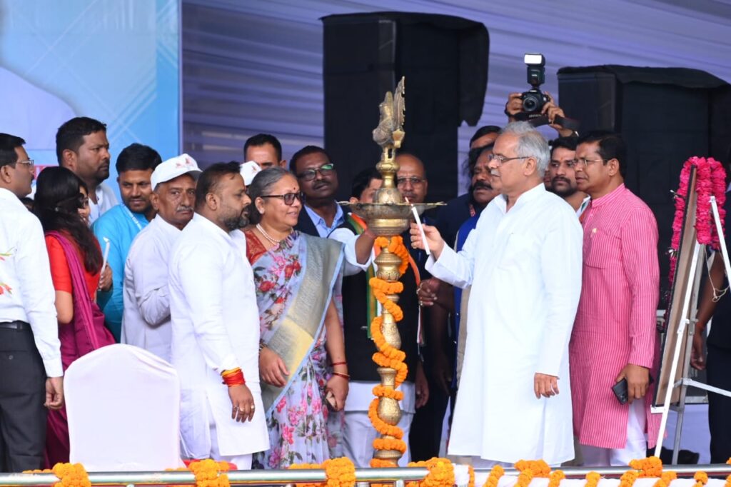 रायपुर : मुख्यमंत्री श्री भूपेश बघेल प्रदेश स्तरीय श्रमिक सम्मेलन में पहुंचे…