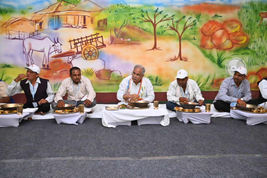 रायपुर : श्रमिकों ने मुख्यमंत्री के साथ बैठकर लिया बोरे-बासी का स्वाद..