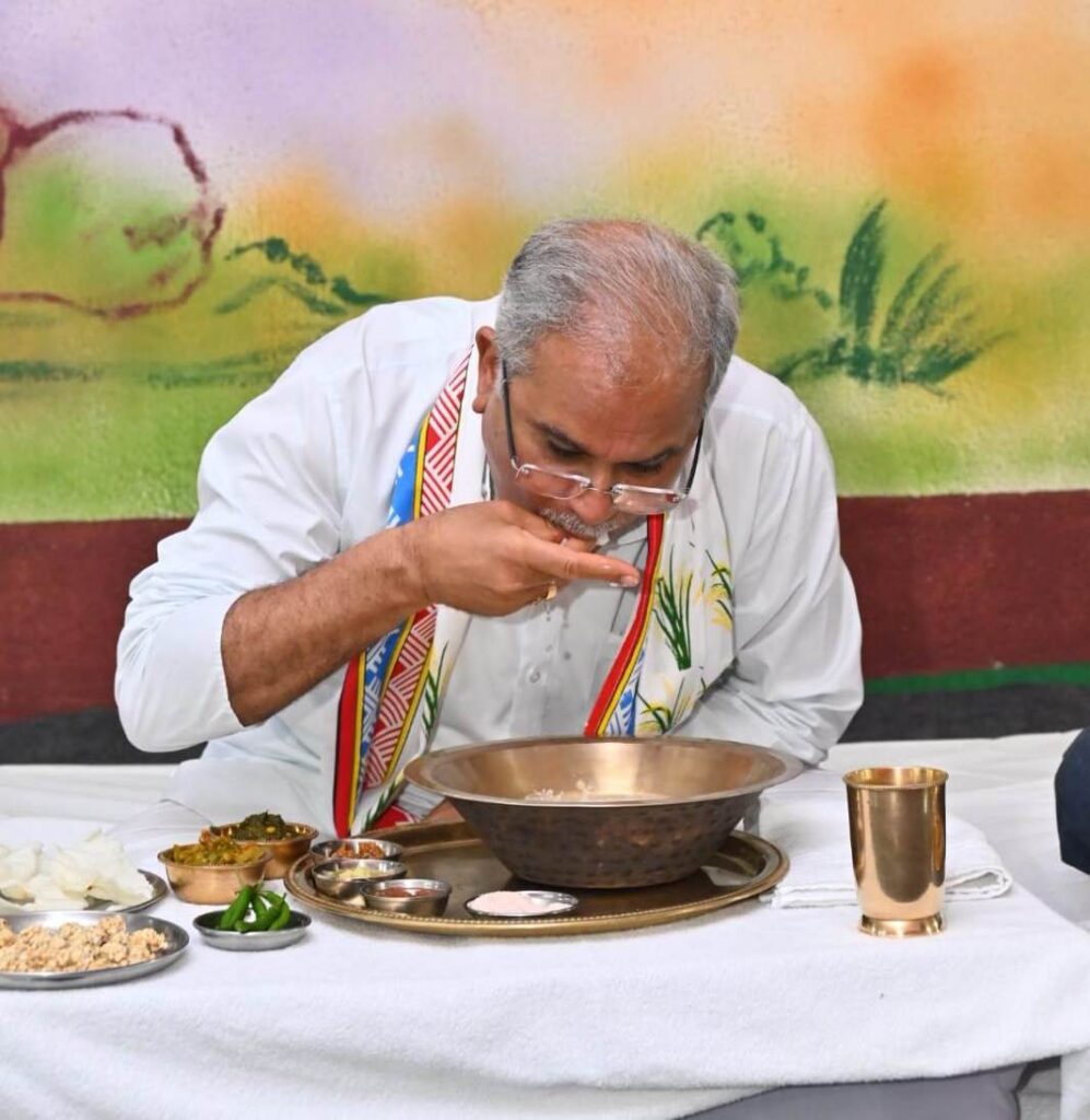 रायपुर : मुख्यमंत्री ने श्रम वीरों के सम्मान में हज़ारों श्रमिकों के साथ लिया बोरे-बासी का लिया आनंद..