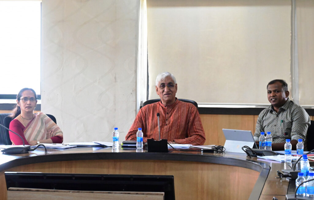 रायपुर : स्वास्थ्य मंत्री श्री टी.एस. सिंहदेव ने सभी विभागाध्यक्षों और वरिष्ठ अधिकारियों के साथ की विभागीय कामकाज की समीक्षा..