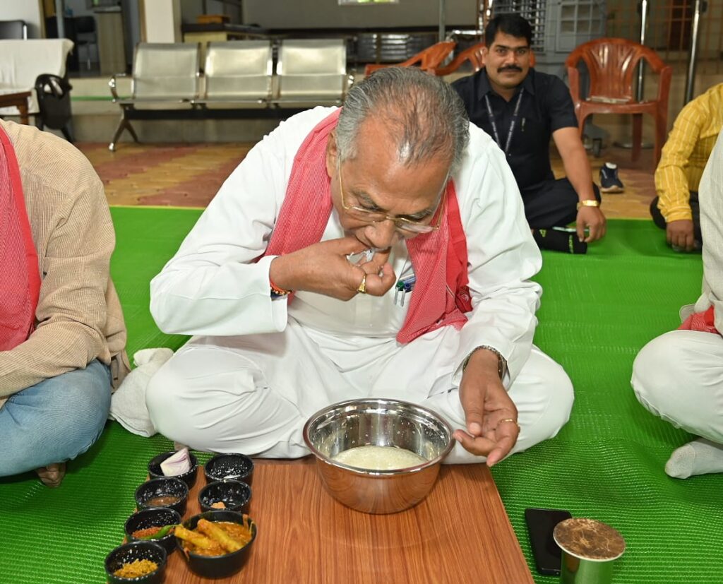 रायपुर : गृहमंत्री श्री ताम्रध्वज साहू ने बोरे-बासी खाकर श्रमिकों को दिया सम्मान…