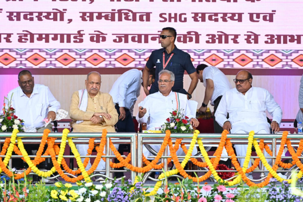रायपुर : आभार सम्मेलन : गौठान समिति के अध्यक्ष एवं अशासकीय सदस्यों को मुख्यमंत्री द्वारा किया जा रहा मानदेय का अंतरण..