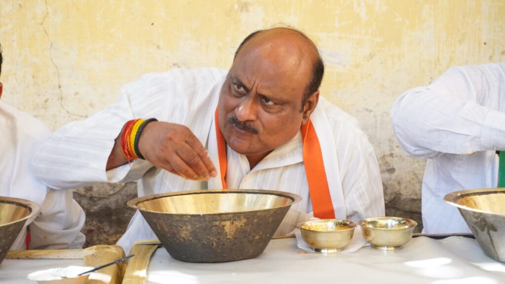 राजस्व मंत्री श्री अग्रवाल ने बोरे बासी खाकर श्रम वीरों का बढ़ाया मान, आमजनों को श्रमिक दिवस की दी शुभकामनाएं..