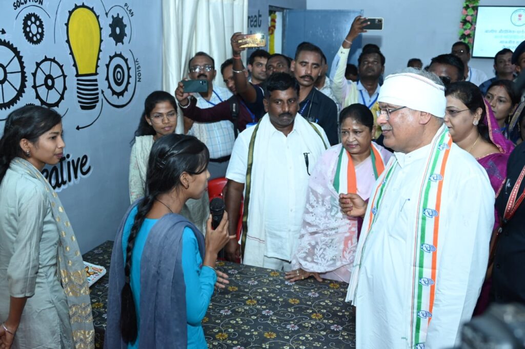 रायपुर : मुख्यमंत्री श्री भूपेश बघेल ने एमएससी की छात्रा नमिषा देवांगन से वाईफाई सुविधा के बारे में पूछा-