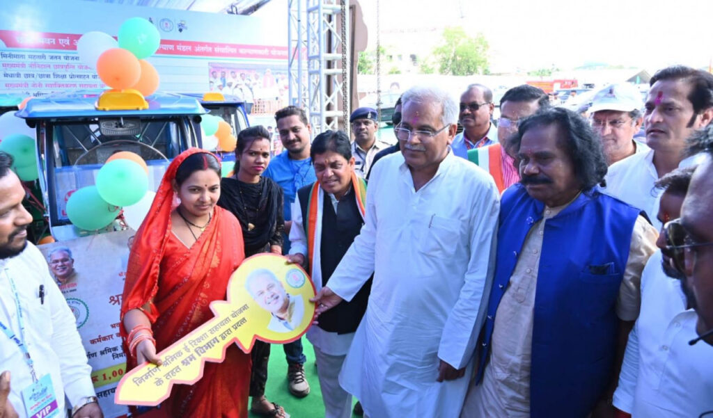 रायपुर : मुख्यमंत्री ने दो महिला श्रमिकों को ई-रिक्शा वितरित किए