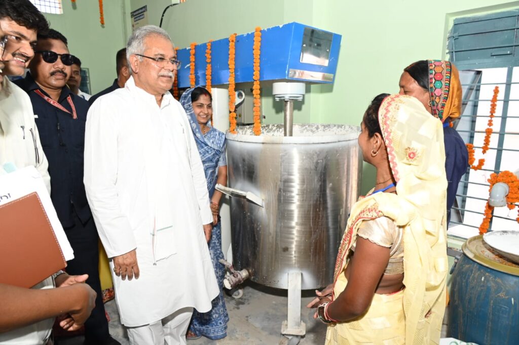 रायपुर : रीपा में चल रही गतिविधियों के बाद डिस्प्ले एवं प्रशिक्षण कक्ष में समूह की महिलाओं से मुख्यमंत्री ने की सामूहिक चर्चा..