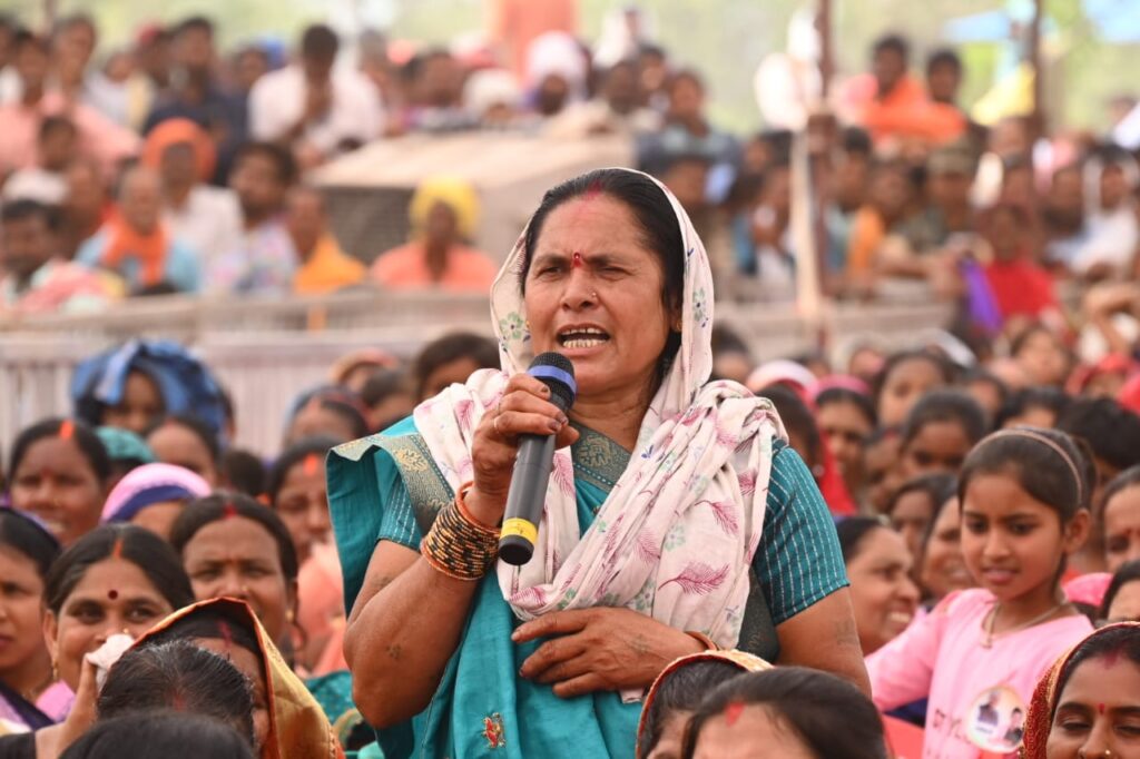 रायपुर : मुख्यमंत्री ने जब राशन कार्ड के बारे में पूछा तो ग्राम कडार की भुनेश्वरी वर्मा ने बताया कि बहु का राशन कार्ड दूसरे ग्राम पंचायत के सरपँच ने बनाया..