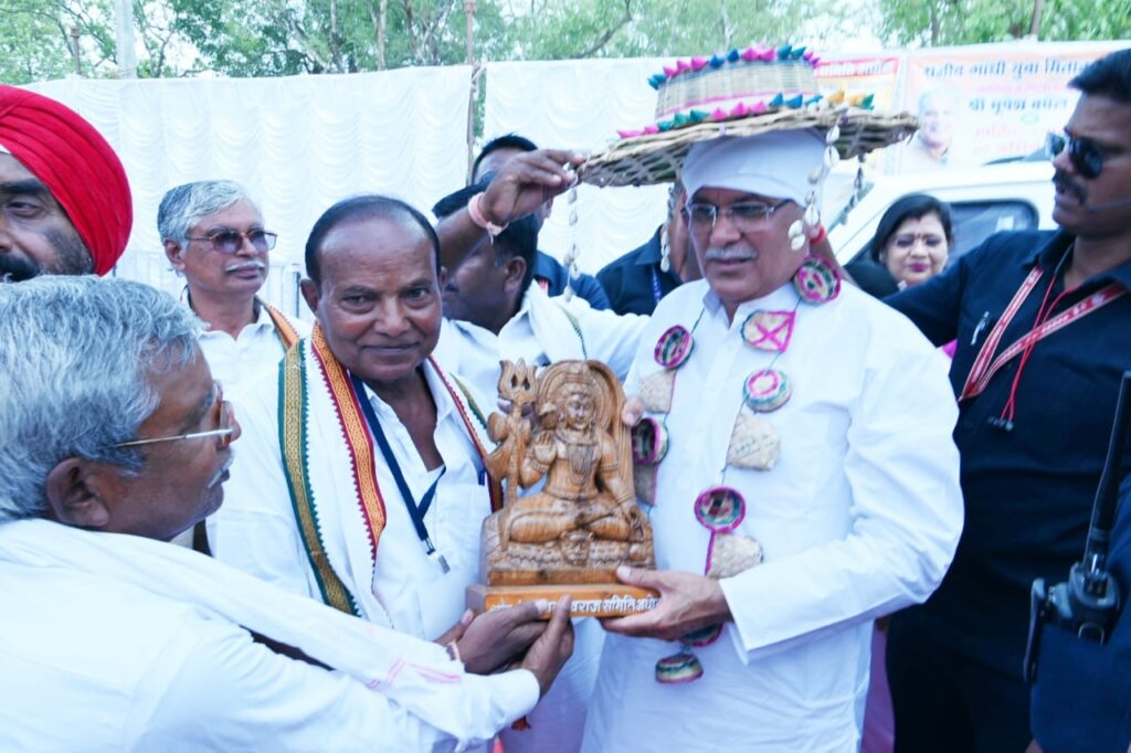 रायपुर : मुख्यमंत्री को पहनाई बांस की टोकरी और सूपा की माला..