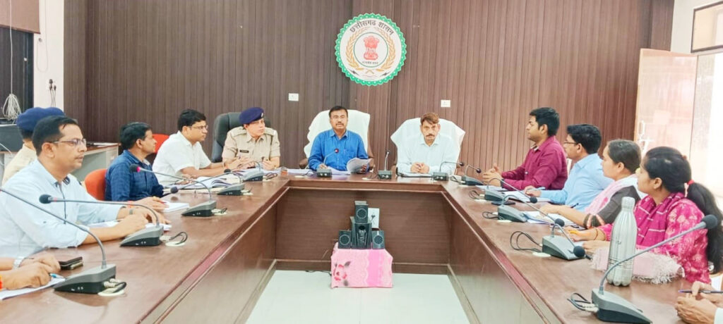 दुर्ग: निर्वाचन हेतु अधिकारियों-कर्मचारियों की उपलब्धता तथा मशीन और सुरक्षा की व्यवस्था सुनिश्चित करें- संभागायुक्त श्री कावरे.