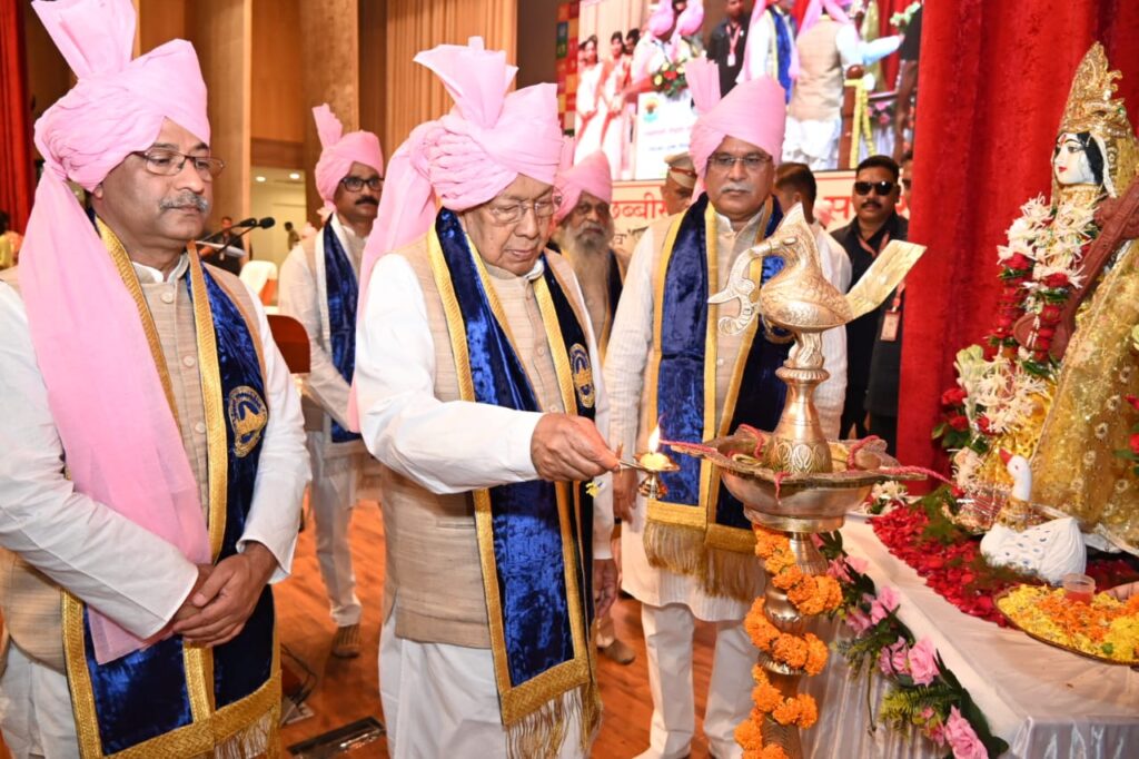 रायपुर : राज्यपाल विश्वभूषण हरिचंदन तथा मुख्यमंत्री भूपेश बघेल राजधानी रायपुर के पंडित दीनदयाल उपाध्याय आडिटोरियम में आयोजित पं. रविशंकर शुक्ल विश्वविद्यालय के 26वें दीक्षांत समारोह में शामिल हो रहे हैं…
