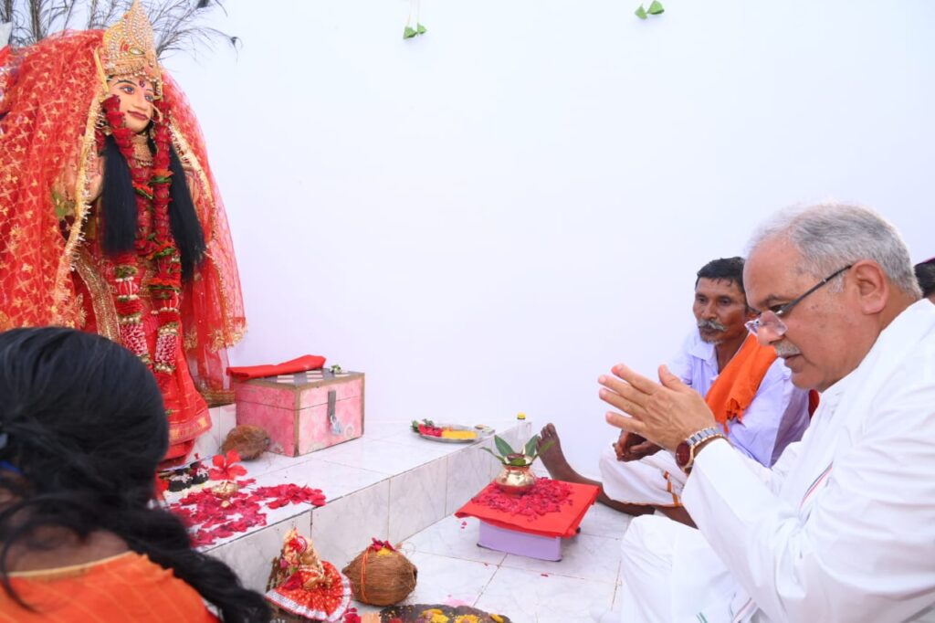रायपुर : मुख्यमंत्री श्री भूपेश बघेल ने ग्राम भटगांव स्थित चन्द्र मौली माता मंदिर में पूजा अर्चना कर प्रदेशवासियों के खुशहाली और समृद्धि के लिए की कामना…