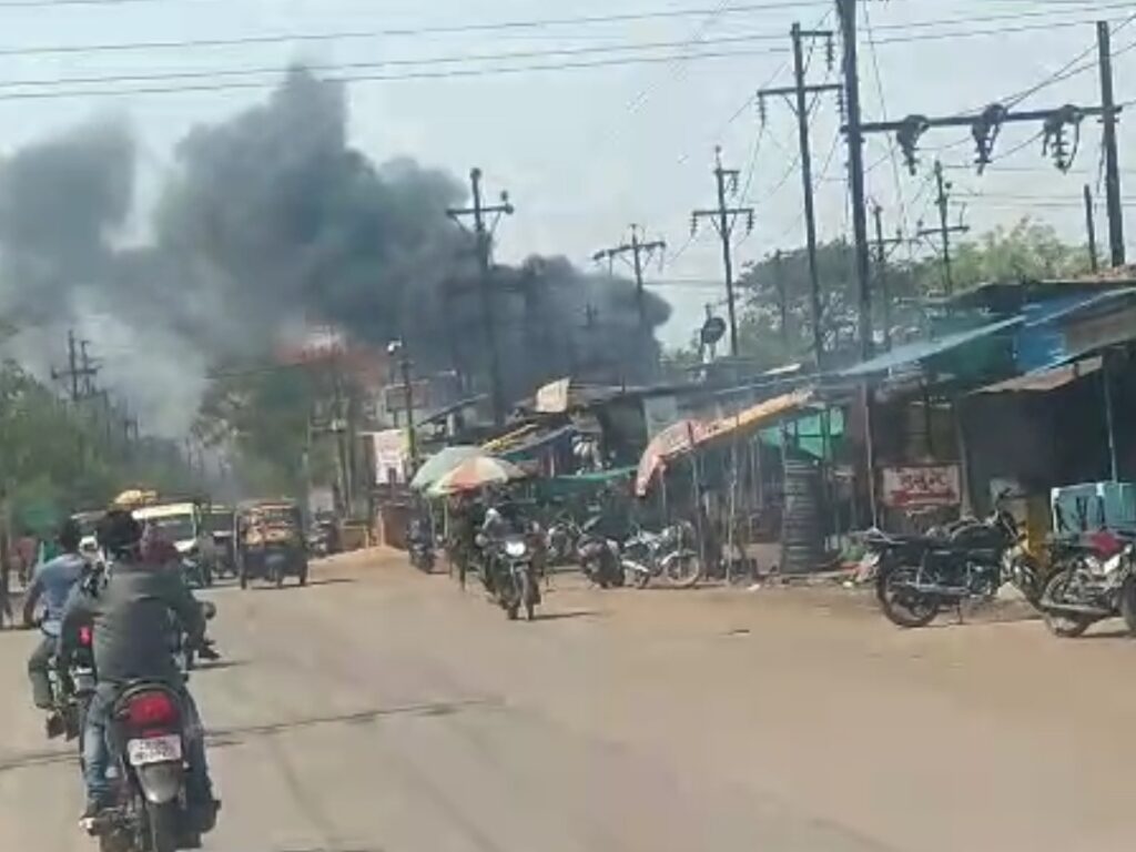 CG NEWS: फैक्ट्री में लगी आग, जिंदा जलकर कर्मचारी की मौत: कुछ और लोग भी झुलसे; शॉर्ट सर्किट की वजह से हादसा, दूर तक दिखा धुएं का गुबार…