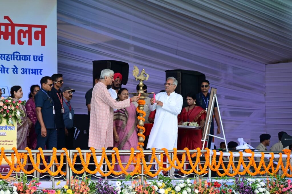 रायपुर : मुख्यमंत्री श्री भूपेश बघेल राजधानी रायपुर के साइंस कॉलेज मैदान में महिला एवँ बाल विकास विभाग द्वारा आयोजित आभार सम्मेलन कार्यक्रम में पहुंचे…