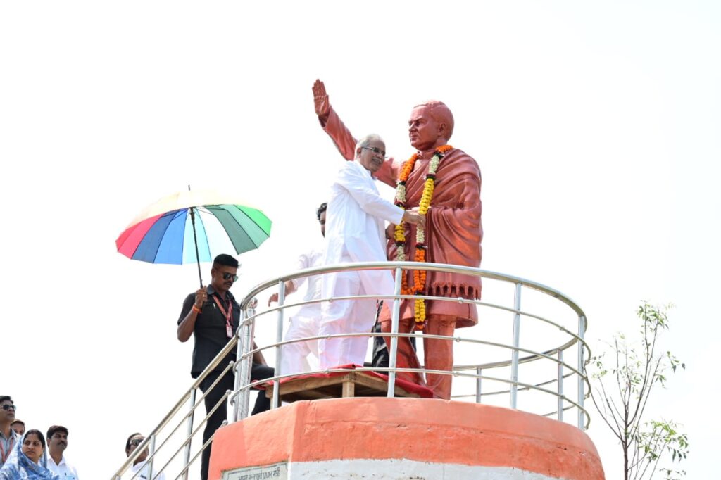 रायपुर : मुख्यमंत्री ने जैवविविधता पार्क में भारत रत्न पूर्व प्रधानमंत्री स्व. श्री राजीव गांधी की प्रतिमा पर किया माल्यार्पण