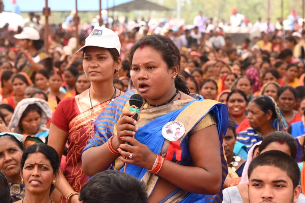 रायपुर : मुख्यमंत्री ने बात करते हुए शीतला ठाकुर ने बताया कि उनके समूह ने अब तक 14 हजार क्विंटल वर्मी कम्पोस्ट बनाया है…
