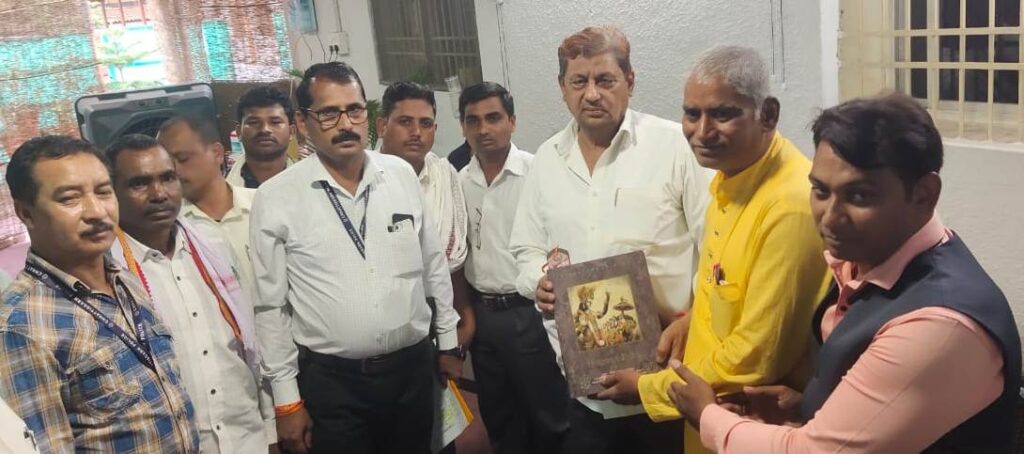 रायपुर : वन मंत्री श्री मोहम्मद अकबर को भेंट की गई डिजिटल श्रीमद् भगवद्गीता…