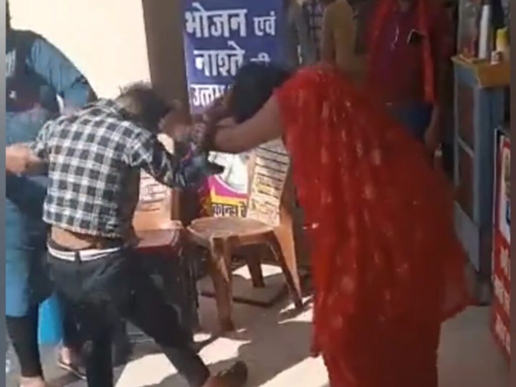महिलाओं ने नाबालिग को पकड़कर जमकर पीटा: डोसा खाकर लड़की ने पैसे देने से किया था मना, दुकानदार के साथ की थी गालीगलौज…