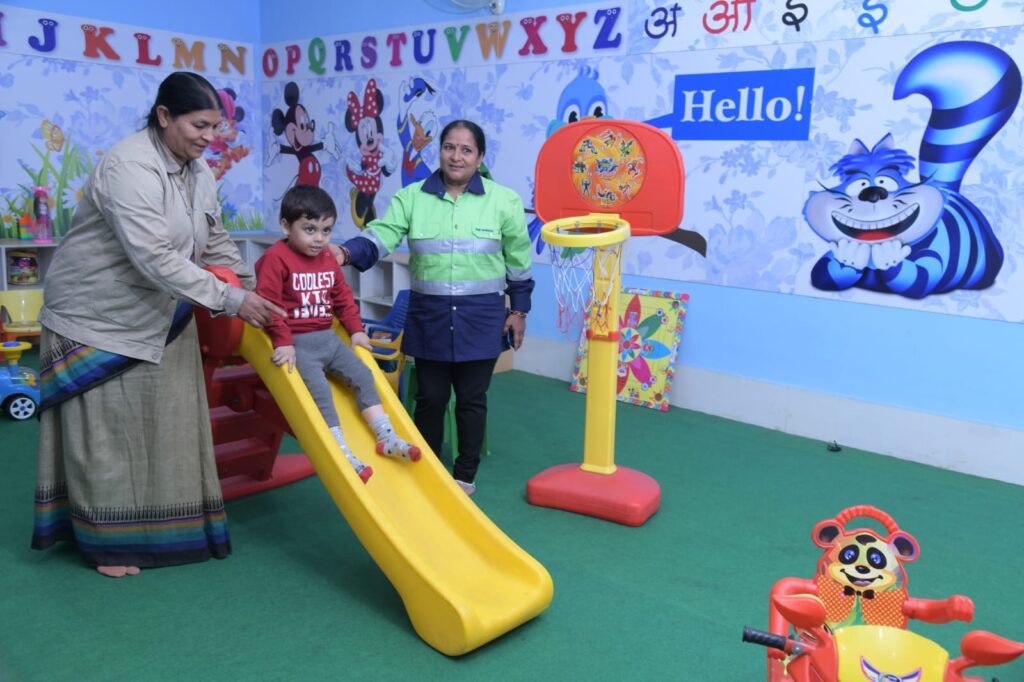 मातृत्व एवं करियर की जिम्मेदारियों को साथ निभाती बालको की कामकाजी महिलाएं…
