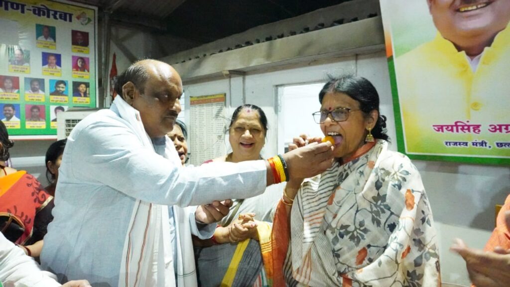 कर्नाटक विधानसभा चुनाव में कांग्रेस की जीत की खुशी में कांग्रेस कार्यालय में मनाया गया जश्न…