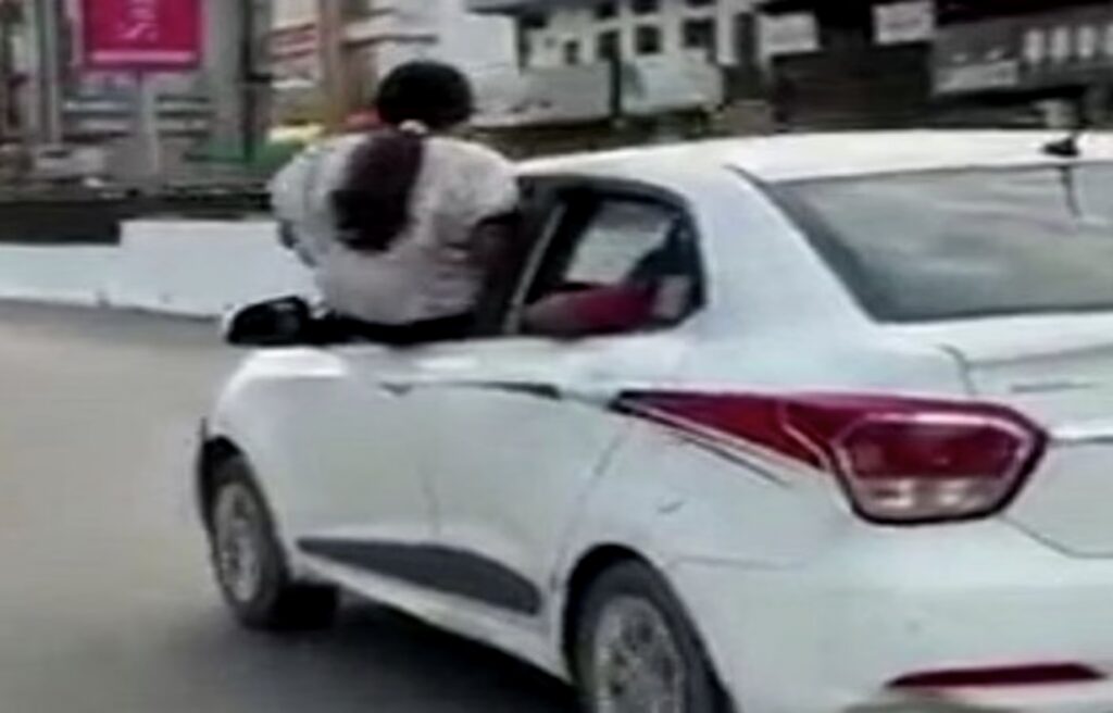 चलती कार में स्टंट करने का VIDEO: युवती खिड़की से निकलकर बनवा रही थी वीडियो, बीएसपी ऑफिसर चला रहा था कार; अब 2800 का चालान…