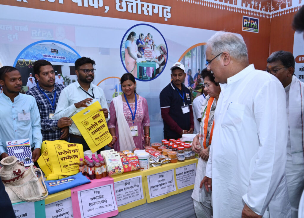 रायपुर : मुख्यमंत्री ने रीपा के स्टॉल का अवलोकन कर ‘‘सर्वदा लाइफ’’ के उत्पादों की सराहना की…