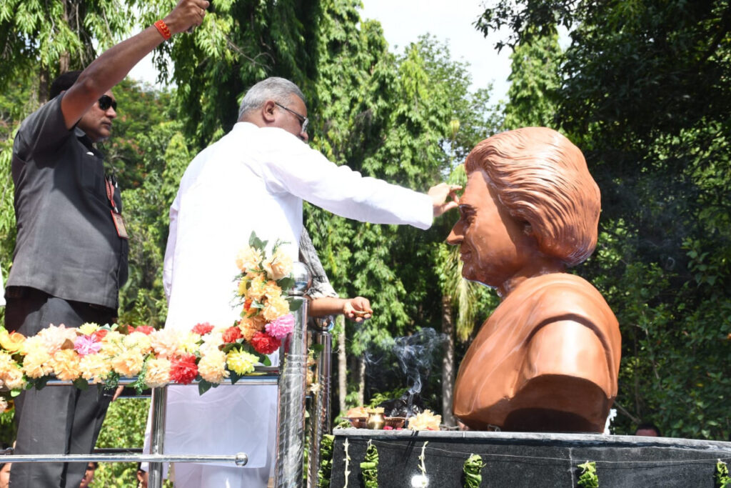 रायपुर : पेंड्रा में मुख्यमंत्री श्री बघेल ने इंदिरा उद्यान में पूर्व प्रधानमंत्री स्व. श्रीमती इंदिरा गांधी की प्रतिमा का अनावरण किया…